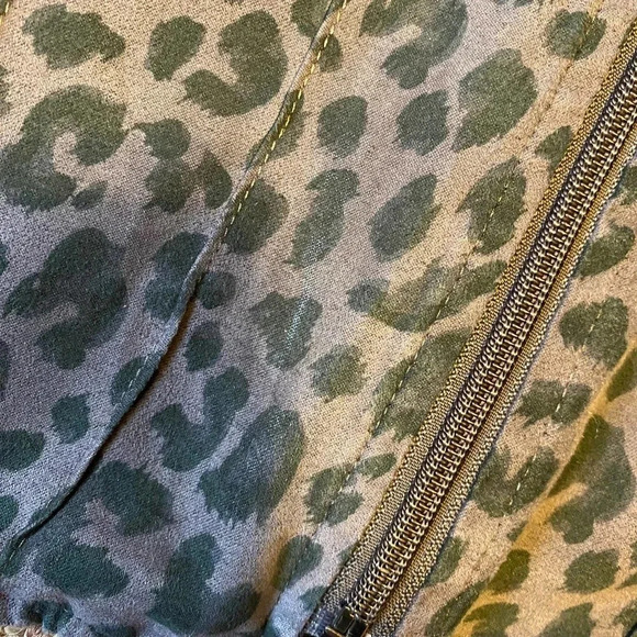 Lemon grass Chetah Print Full zip blouse Women Size L - Picture 6 of 6